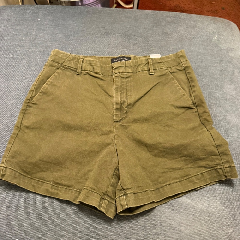 Banana Republic Authentic Chino Short Olive Green Size 6 Mid Rise Stretch Cotton